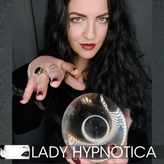 Lady Hypnotica hält eine Glaskugel