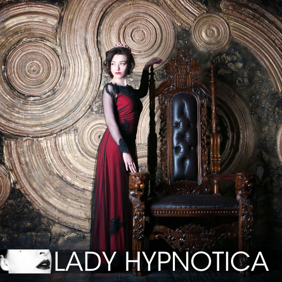 Lady Hypnotica Thron Serie Der Thron - Königin steht neben einem Holzthron und lehnt sich an ihn an, wie an einen Geliebten