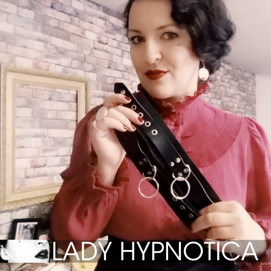 Lady Hypnotica hält eine Lederfessel in der Hand