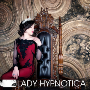 Lady Hypnotica Thron Serie Mein Thron - Königin sitzt auf der Lehne eines Holz-Thrones